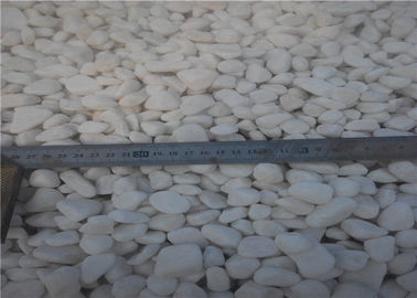 China Piedra natural blanca como la nieve pulida alto del guijarro del río de la piedra de construcción proveedor