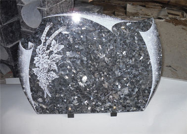 China Lápidas mortuorias del granito de la forma del corazón para los sepulcros, modelo conmemorativo grabado de la paloma de la flor de las piedras proveedor